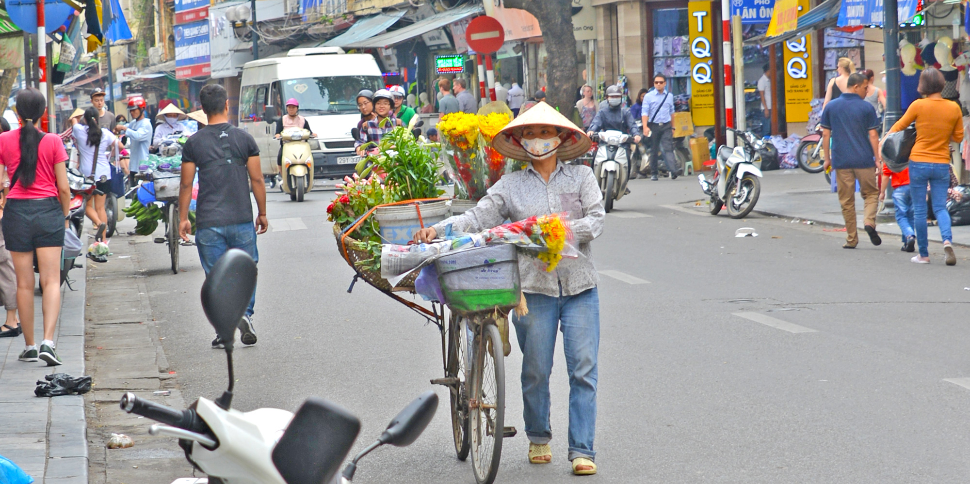 Flower Seller, varanasi Photo Gallery by Easy Tours