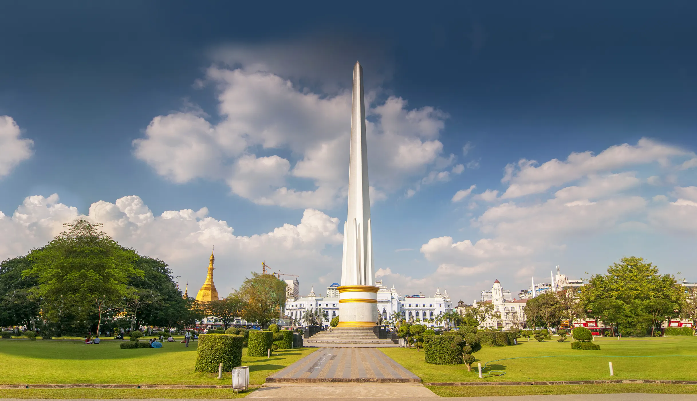 Independence Monument with City Hall & Sule Pagoda